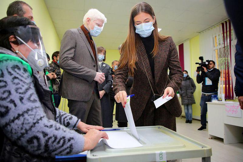 ბერა ივანიშვილი და ნანუკა გუდავაძე საარჩევნო უბანზე (ფოტო)