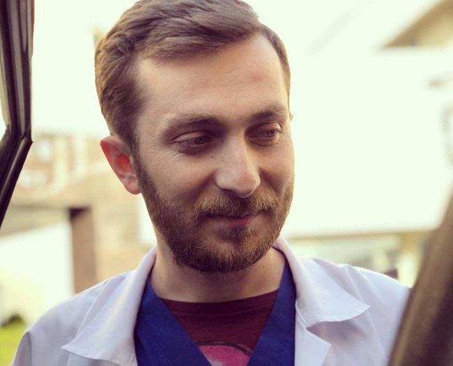 "ნოემბერში თავადაც დაინფიცირდა. რთულად იყო, მაგრამ საავადმყოფოში კოვიდინფიცირებულებთან იყო, - პაციენტებს ვერ ვუღალატებო" - რას წერენ 28 წლის ქართველ ექიმზე