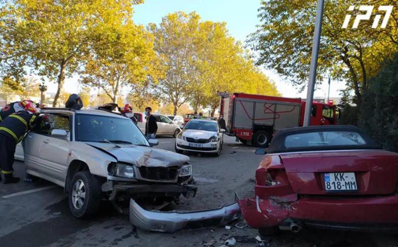 მტკვრის მარჯვენა სანაპიროზე, 4 ავტომობილი შეეჯახა ერთმანეთს