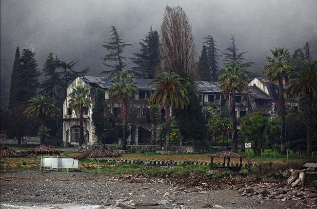 მიუხედავად რისკისა, რუსები გამალებით ცდილობენ აფხაზეთში უძრავი ქონების შეძენას, მათ შორის ქართველების სახლებსაც ყიდულობენ