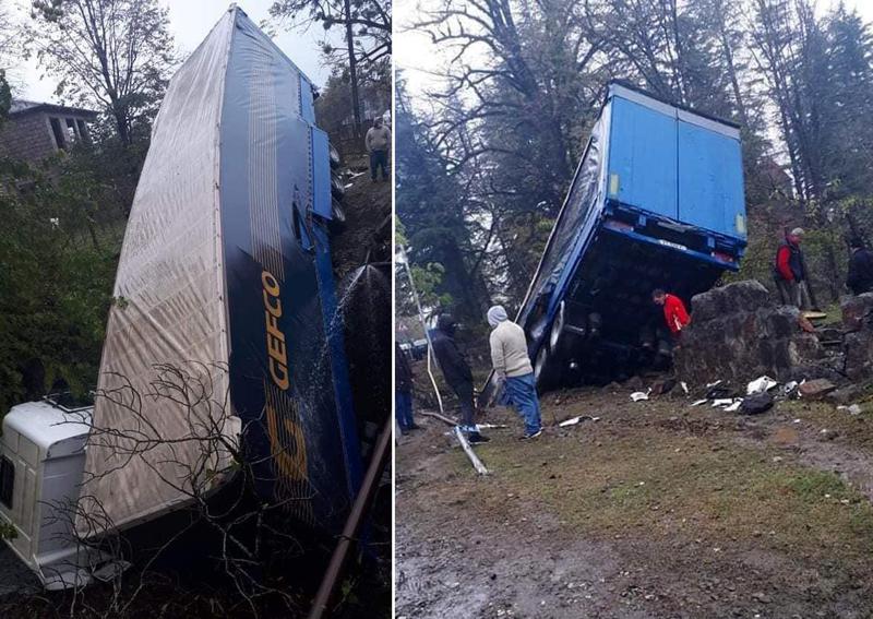 ავტოსაგზაო შემთხვევა სოფელ ჩიბათში - ტრაილერი გზიდან გადავიდა და არხში ჩავარდა