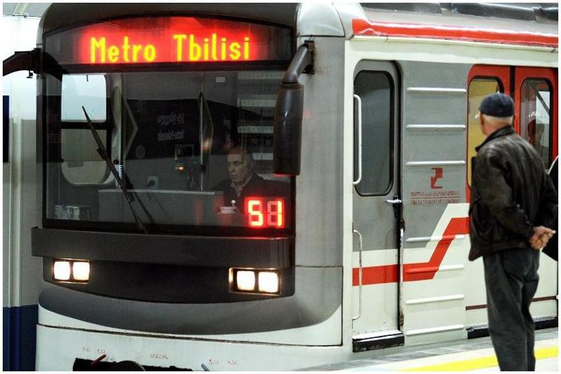 "მემანქანეს სმს-ი მოსდის, რომ კორონა აქვს - მას მატარებლიდან გადმოსვამენ, მის კაბინაში სხვა მემანქანე შედის, სადაც დეზინფექცია არ ტარდება" - რა ვითარებაა მეტროში?