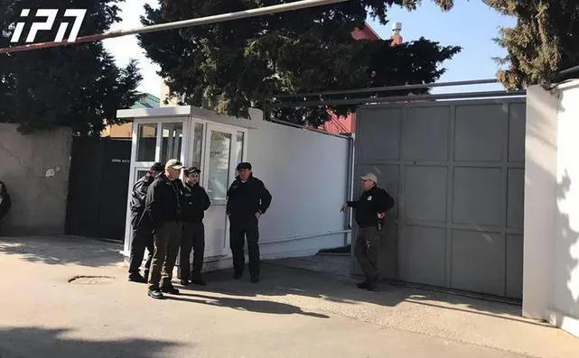 აშშ-ის ელჩის რეზიდენციაში ოპოზიციური პარტიების ლიდერებთან ინდივიდუალური შეხვედრები მიმდინარეობს