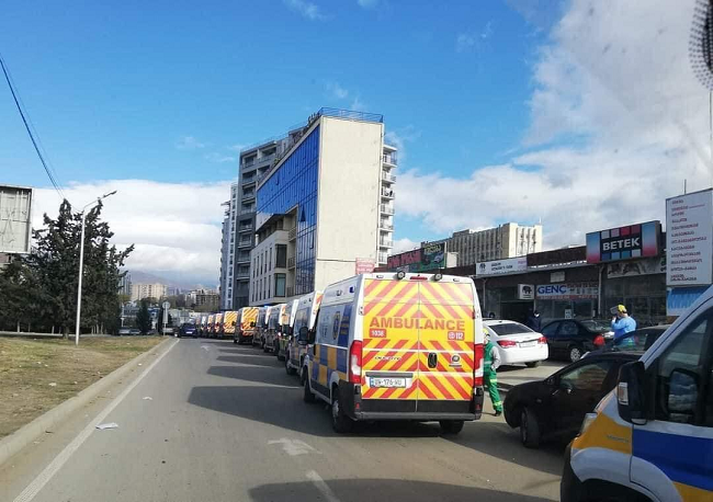 დღის ფოტო: სასწრაფო დახმარების მანქანების რიგი კოვიდსასტუმროსთან - რა განმარტებას აკეთებს სასტუმროს დირექტორი