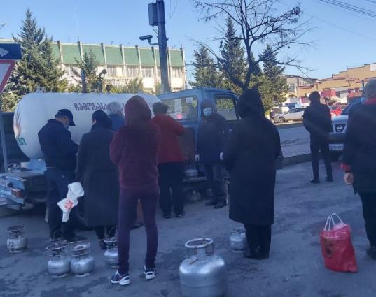 "თავი 90-იან წლებში მგონია... სიცივით დავიხოცებით" - რა მოხდა ბათუმში და რატომ დგას უამრავი ადამიანი გაზის რიგში?