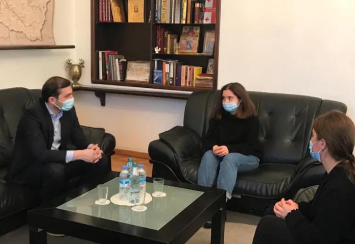 გოგონას, რომელსაც ხელვაჩაურში სტიქიის შედეგად ოჯახის წევრები დაეღუპა, აჭარის მთავრობამ ბინა გადასცა