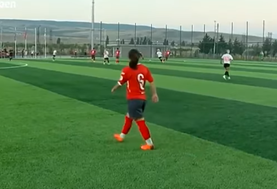 "სექსუალური ხასიათის დამამცირებელი ვარჯიშების გაკეთებას სთხოვდა" - ფეხბურთელი გოგონები ყოფილ მწვრთნელს სექსუალურ შევიწროებაში ადანაშაულებენ