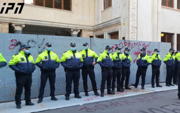 აქცია პარლამენტთან - ორი პირი პოლიციისთვის წინააღმდეგობის გაწევის გამო დააკავეს