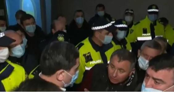 ბათუმში, ფიტნეს-ცენტრთან, რომელიც ზურაბ ჯაფარიძემ საცხოვრებელ სახლად იქირავა, ხმაურია - შენობაში სამართალდამცველები იმყოფებიან