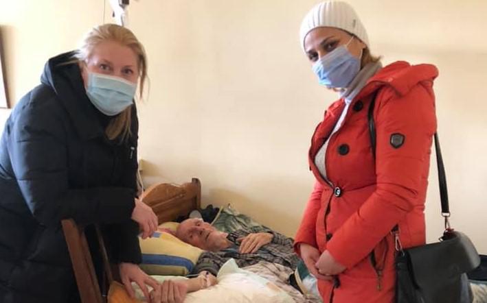 რვა შვილის დედა, რომელმაც კოვიდი გადაიტანა, ინფიცირებულებს გადასხმისთვის სახლში აკითხავს - "იამაყეთ ჩვენი დროის გმირით"