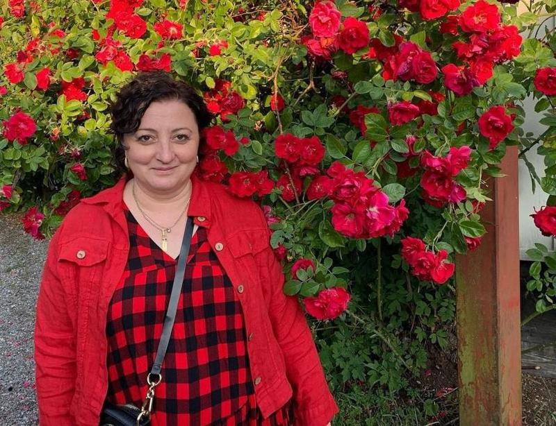 "ყვავილოვანი" ფსიქოთერაპია და ფსიქოლოგი, რომელსაც ყვავილების ულამაზესი ბაღი აქვს - "ისინი ცოცხალი არსებებია, ბევრი ეფერება, ელაპარაკება, როგორც სულიერს"