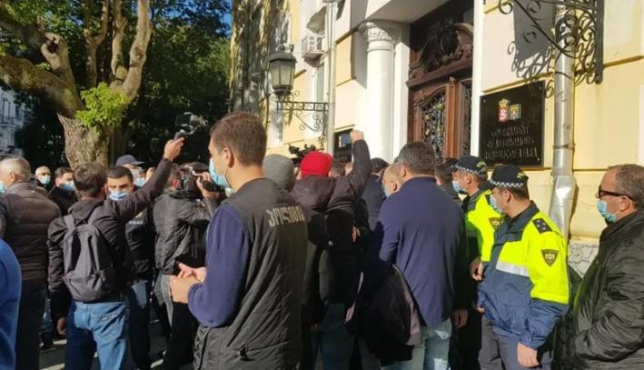 წინასწარი ინფორმაციით, პოლიციამ აჭარის მთავრობის სახლთან აქციაზე ორი პირი დააკავა