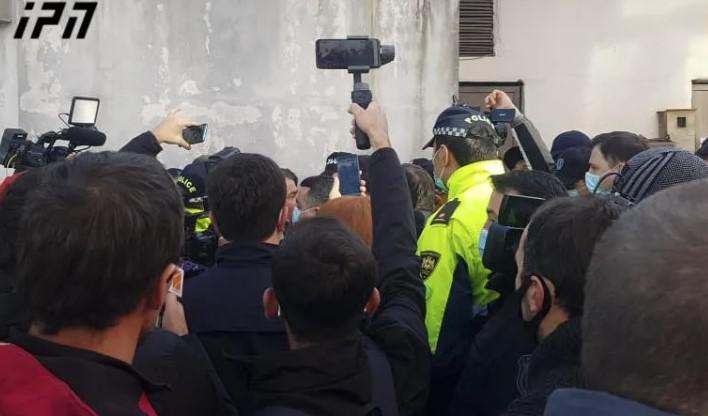 აჭარის მთავრობის სახლთან სამართალდამცავებსა და აქციის მონაწილეებს შორის დაპირისპირება მოხდა - აქციის მონაწილეები სკანდირებენ: “მონა, მონა!“