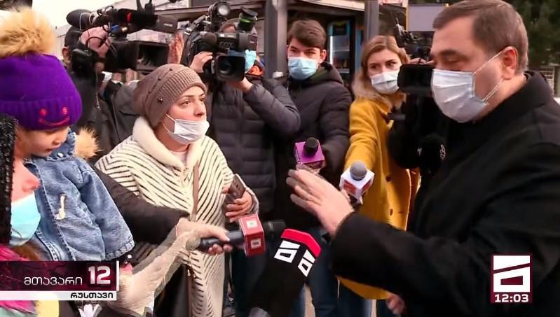 "მომეცი, მომე, წავიყვან, ჩემთან წავიყვან" - რუსთავის მერის პასუხი აქციის მონაწილის კითხვაზე, თუ რა უნდა ჭამოს მისმა მცირეწლოვანმა შვილმა