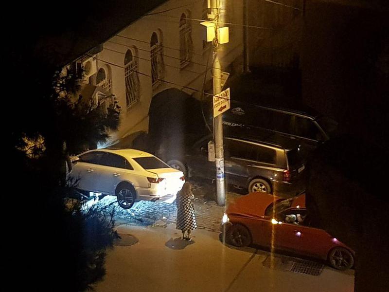 ავარია მთაწმინდაზე - გაჩერებული ავტომობილი, რომელსაც უკნიდან სხვა მანქანა დაეჯახა, სახლის სადარბაზოში შევარდა