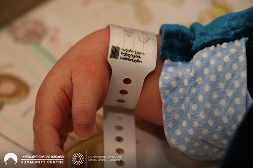 იუსტიციის სამინისტრო ახალშობილთა მშობლებს 25 ლარიან ვაუჩერს გადასცემს