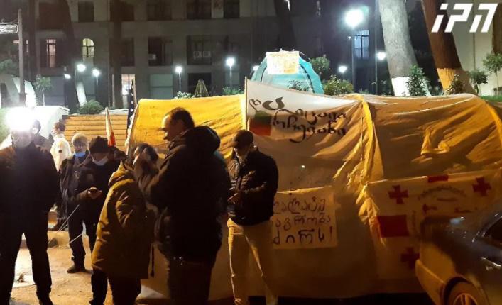 "ვინც მზად ვიყავით ჯარიმებისთვის, მხოლოდ ისინი დავრჩით" - სამოქალაქო აქტივისტების ნაწილმა ღამე პარლამენტის შენობასთან, კარავში გაატარა