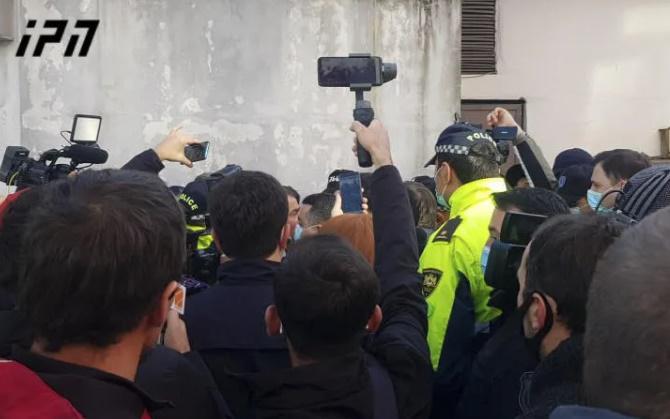 ხმაური ბათუმში - ოპოზიციის წევრებსა და პოლიციას შორის ფიზიკური დაპირისპირებაა