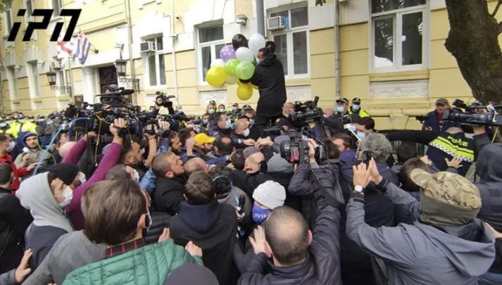 აჭარის მთავრობის სახლთან ოპოზიციასა და სამართალდამცავებს შორის დაპირიპირებაა - აქციის მონაწილეებმა ბუშტები მიიტანეს წარწერით -"მონობა ტეხავს"