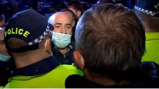 "გვეუბნებიან, რომ ხის, შეშის შეტანა არ შეიძლება" - პარლამენტის მიმდებარე ტერიტორიაზე აქციის მონაწილეები სამართალდამცავებს დაუპირისპირდნენ