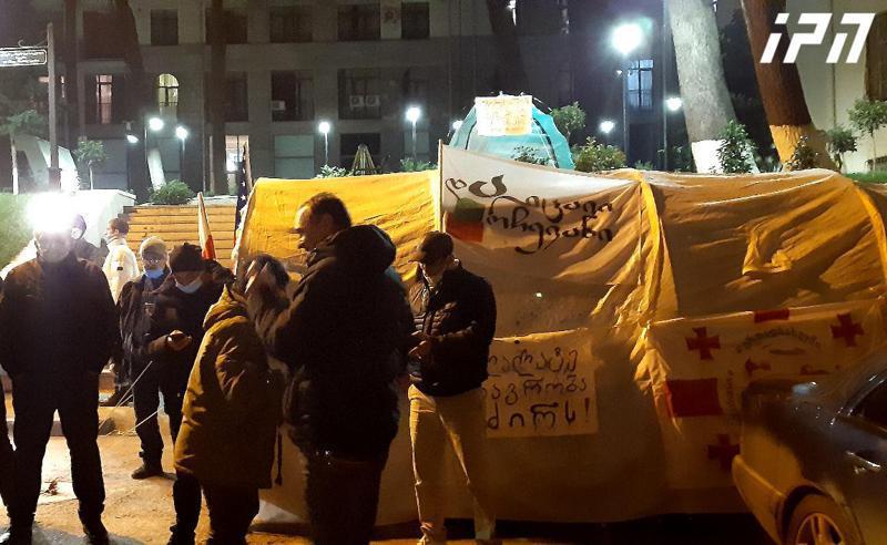 "მეორე ღამე გავათენეთ წუხელ პარლამენტთან, 11 დეკემბრამდე დავრჩებით აქ და ვეცდებით, რომ დეპუტატები პარლამენტში არ შევუშვათ" - რას გეგმავენ სამოქალაქო აქტივისტები