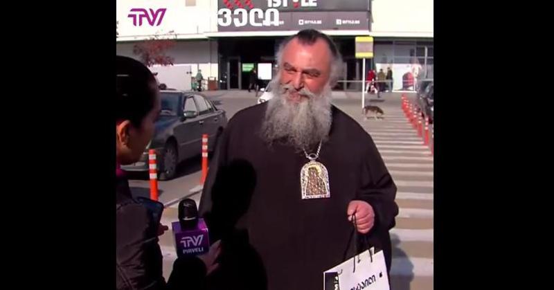 "მას აქვს სამი კამერა, ეს იმას ნიშნავს, რომ გაშლის კუთხე აქვს სრულებით სხვა“ - მეუფე ნიკოლოზი iPhone 12 Pro-ს შესახებ, რომელიც მას აჩუქეს