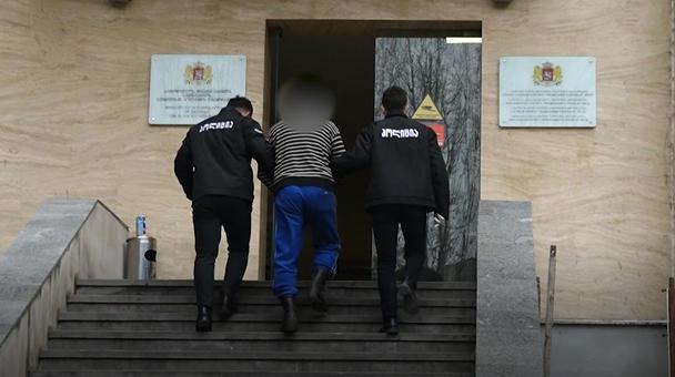 "არასრულწლოვანი შვილის და შვილის თანატოლი მეგობრების მიმართ სჩადიოდა გარყვნილ ქმედებებს და ვიდეოზე იღებდა" - პოლიციამ ბრალდებული დააკავა