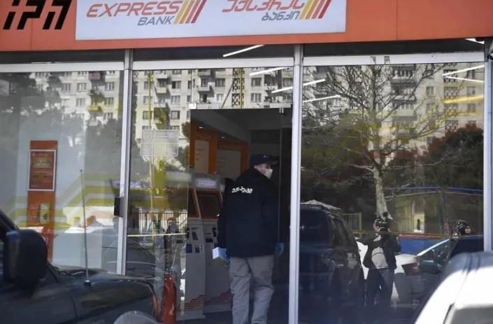 დიღმის მასივში მდებარე "საქართველოს ბანკის“ ექსპრეს ფილიალზე ყაჩაღობის ბრალდებით დაცვის პოლიციის თანამშრომელი დააკავეს