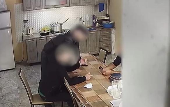 "შენისთანებთან მივდივარ და ფულს დებენ, გაიგე?!" - დააკავეს "ქურდული სამყაროს" წევრები, რომლებიც ბიზნესმენს თანხას სძალავდნენ (ფარული ჩანაწერი)