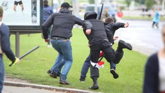 მინსკში საპროტესტო აქციაზე 300 ადამიანი დააკავეს