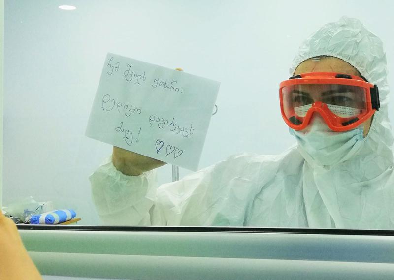 "ჩემს შვილს უთხარი, დედიკო დაგირეკავს მალე" - დღის ფოტო