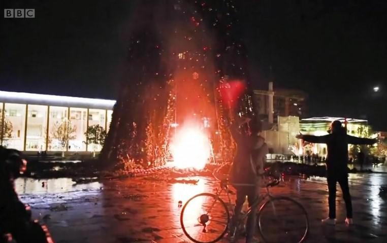 ალბანეთში მომიტინგეებმა მთავარი საახალწლო ნაძვის ხე დაწვეს - მოქალაქეები კომენდანტის საათის დარღვევის გამო პოლიციელთა მიერ 25 წლის მამაკაცის მკვლელობას აპროტესტებენ