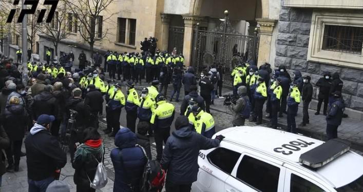 საპროტესტო აქცია და "სირცხვილის კორიდორი" პარლამენტთან - რა ხდება საკანონმდებლო ორგანოსთან?