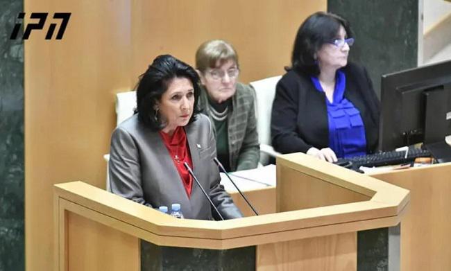 "დავიღალეთ“ ერთ წრეზე ბრუნვით! ქუჩიდან პროცესების მართვის მცდელობით, დიალოგის ნაცვლად, მუქარით" - პრეზიდენტმა მე-10 მოწვევის პარლამენტის პირველი სხდომა გახსნა