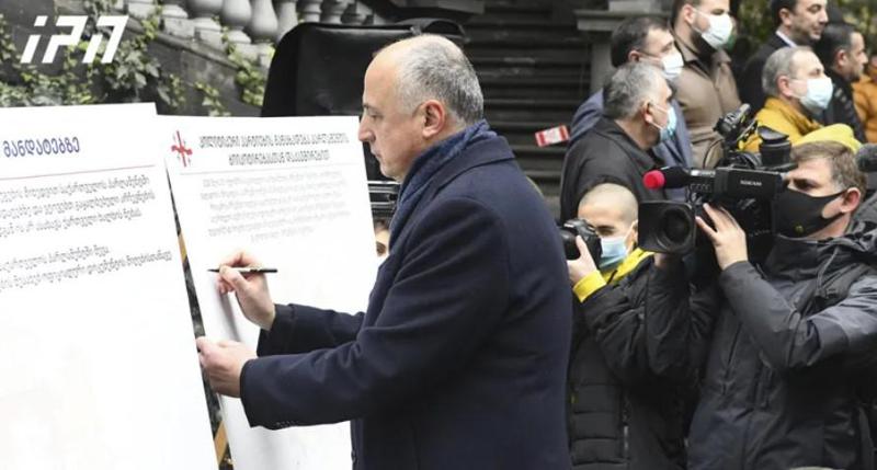 ვინ მოაწერა  ხელი და ვინ არა დეპუტატის მანდატზე უარის თქმისა და საარჩევნო სიების ჩახსნის შესახებ დოკუმენტებს?