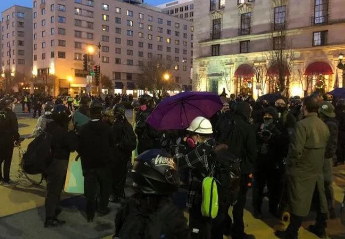 ვაშინგტონში დონალდ ტრამპის მხარდამჭერები და მოწინააღმდეგეები ერთმანეთს დაუპირისპირდნენ - ტრამპის მომხრეები ბაიდენის პრეზიდენტად მიღებას "არ აპირებენ"