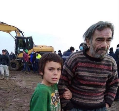 "მათთვის არაფერი დაუნგრევიათ.... ამ ბავშვის ძმა ჩვენი მოსწავლეა" - რა ვიცით მამა-შვილზე, რომელთა ფოტომ "ფეისბუქი" მოიცვა