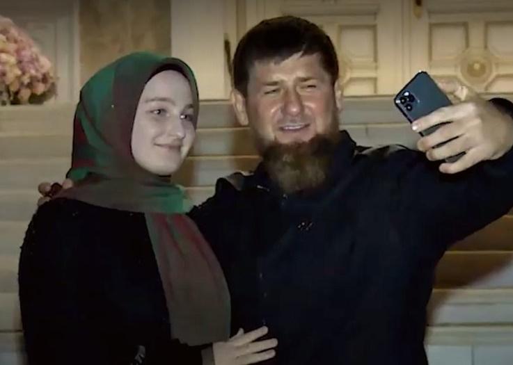 ჩეჩნეთის ლიდერმა თანამდებობა მეორე ქალიშვილსაც აჩუქა - როგორია კადიროვების "ალაჰის მიერ ბოძებული ქონება" და ამერიკა-ბრიტანეთის სანქციები