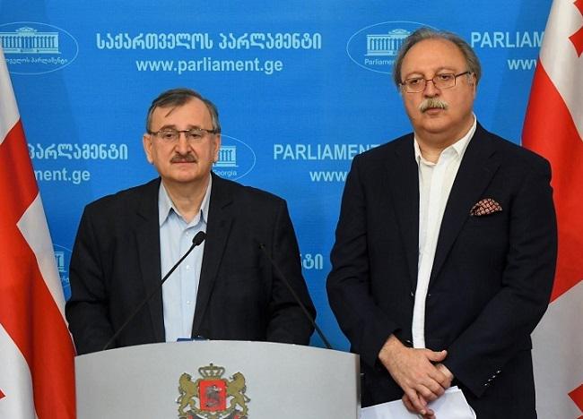 "მისი წასვლა ბევრისთვის მოულოდნელი იყო... შეიძლება ზოგს არ მოეწონა ამ გადაწყვეტილების დრო, ზოგს - ფორმა" - რას ამბობ რომან გოცირიძე გრიგოლ ვაშაძის პარტიიდან წასვლაზე