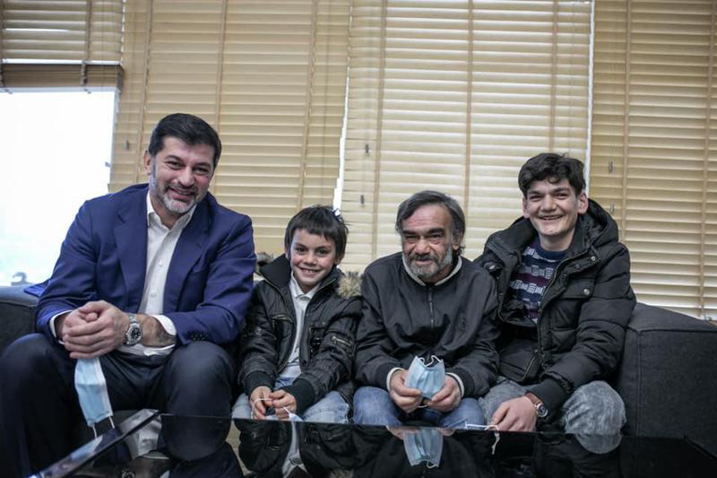 "სინამდვილეში ამიკოს ყველაზე ლამაზი ღიმილი აქვს..." - კალაძემ ალუაშვილების ოჯახს მერიაში უმასპინძლა (ფოტო)