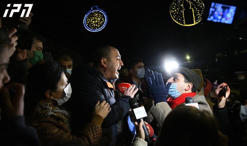 "მოკიდეთ ხელი და გაიყვანეთ, რას დგას აქ?!" - ხმაური მერიასთან მიმდინარე აქციაზე, საიდანაც ლევან ხაბეიშვილი მოქალაქეებმა გააგდეს