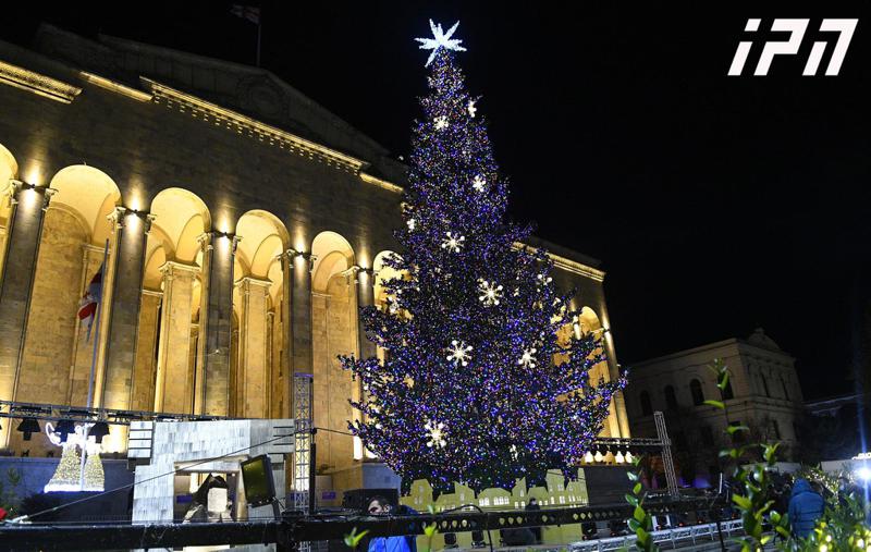 დედაქალაქის მთავარი ნაძვის ხე აინთო - ფოტო და ვიდეოკადრები