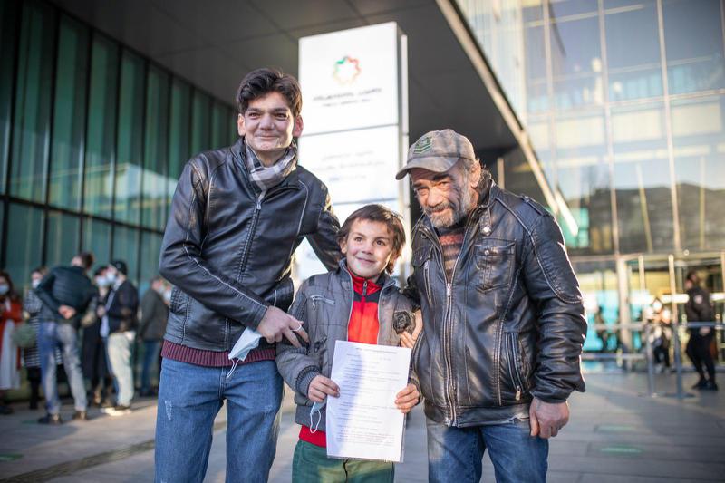 ალუაშვილების ოჯახმა კალაძის ნაჩუქარი ბინა გადაიფორმა - პირველი ემოციები და ფოტოები იუსტიციის სახლიდან