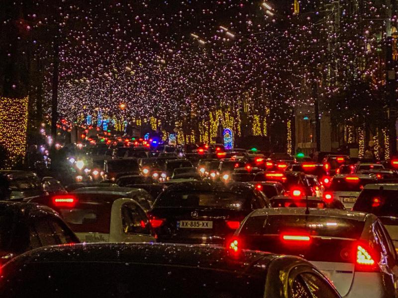 საახალწლო განათების სანახავად გამოსული მოქალაქეები და კილომეტრიანი საცობი რუსთაველზე - ფოტო "ფეისბუქიდან"