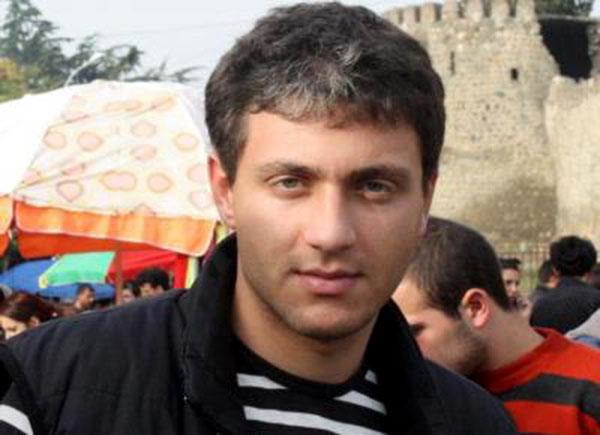 "ჩემი ჭიშკრიდან მისდევდა სროლით... ტყუილია, რომ მფარველები არ ჰყავდა" - რა დეტალებს იხსენებს დედა ზურაბ ტარყაშვილზე, რომლის მკვლელობაში ბრალდებულიც წლების შემდეგ დააკავეს