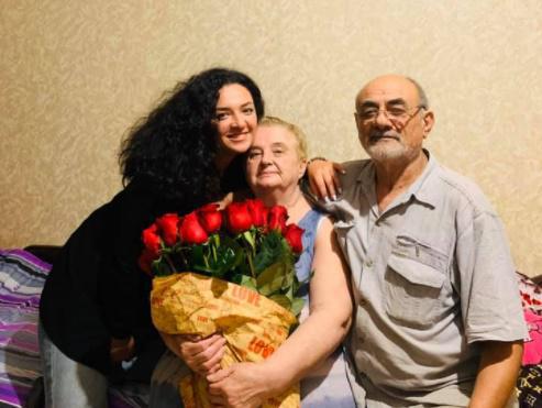 "ასე ორივემ როგორ დამტოვეთ..." - ნინი შერმადინის დედა კორონავირუსით გარდაიცვალა