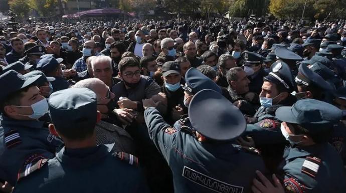 ერევანში ოპოზიციისა და მომიტინგეების ნაწილმა სომხეთის მთავრობის შენობის ბლოკირება მოახდინა