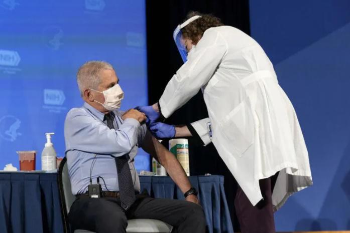 "ამით შევქმნით დაცვის ფარს, რაც დაასრულებს პანდემიას" - ენტონი ფაუჩიმ კორონავირუსის საწინააღმდეგო ვაქცინა პირდაპირ ეთერში გაიკეთა