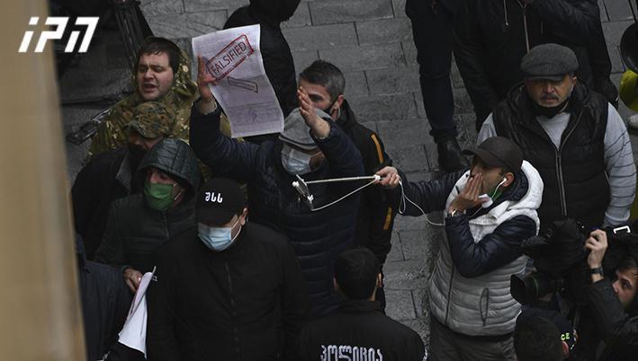 "მონა, მონა..." - "ოცნების" დეპუტატებსა და მინისტრობის კანდიდატებს პარლამენტის შენობაში შესვლა აქციის ფონზე უწევთ