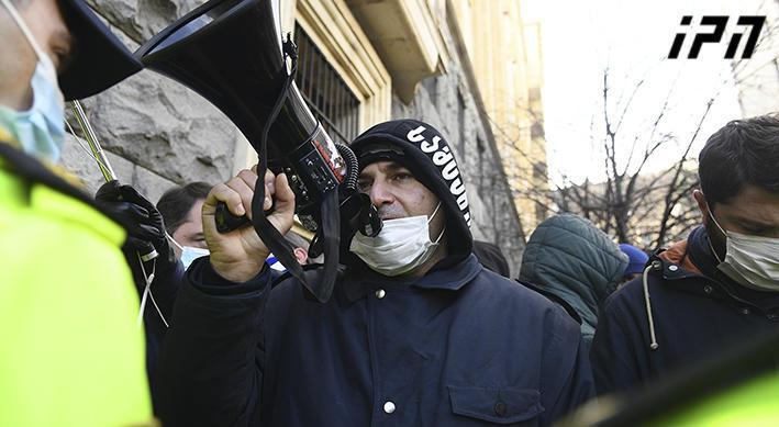 რა ხდება პარლამენტთან, სადაც დეპუტატებს შენობაში შესვლა სამოქალაქო აქტივისტების შეძახილების ფონზე უწევთ